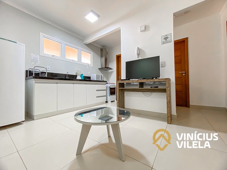 Apto no pavimento superior com 2 quartos (ambos com ar condi