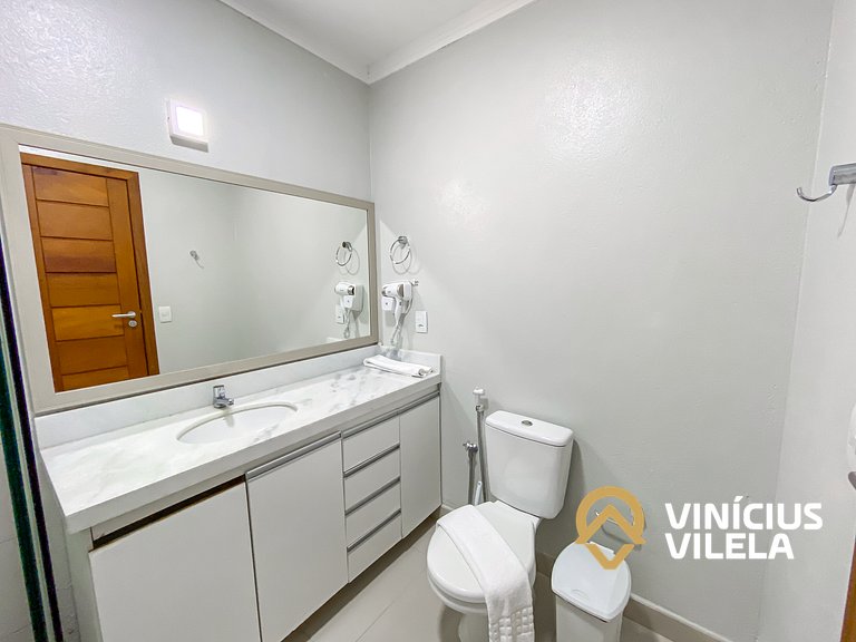 Apto no pavimento superior com 2 quartos (ambos com ar condi