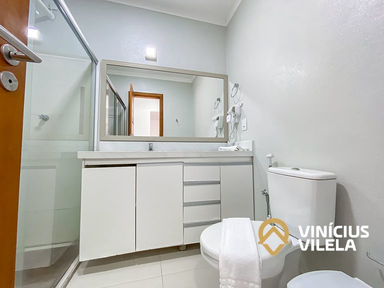 Apto no pavimento superior com 2 quartos (ambos com ar condi