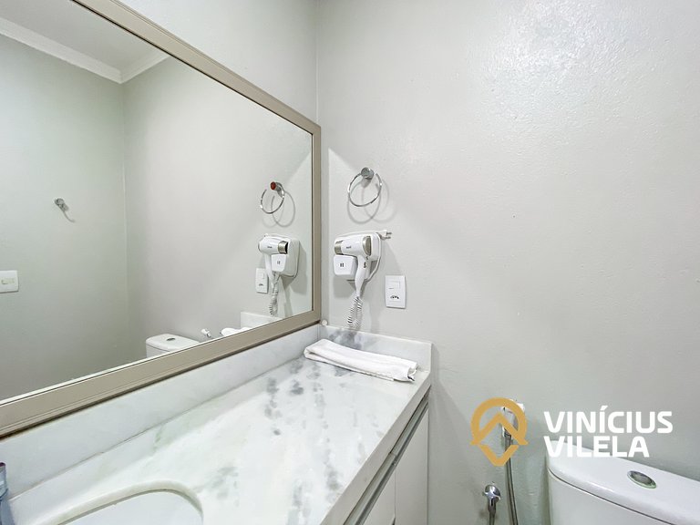 Apto no pavimento superior com 2 quartos (ambos com ar condi