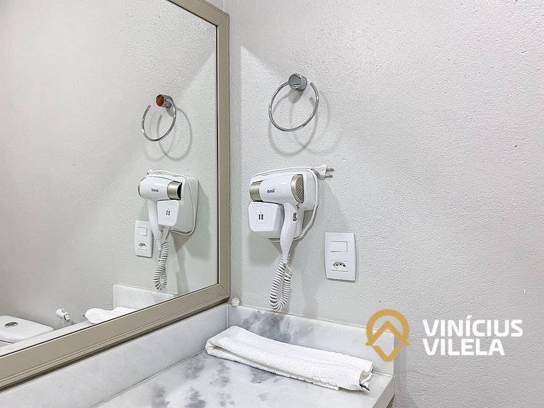 Apto no pavimento superior com 2 quartos (ambos com ar condi