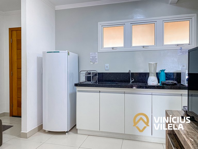 Apto no pavimento superior com 2 quartos (ambos com ar condi