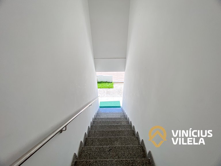 Apê pavimento superior com 2 quartos (ambos com ar), interne