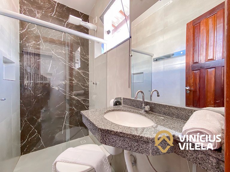 Apê pavimento superior com 2 quartos (ambos com ar), interne