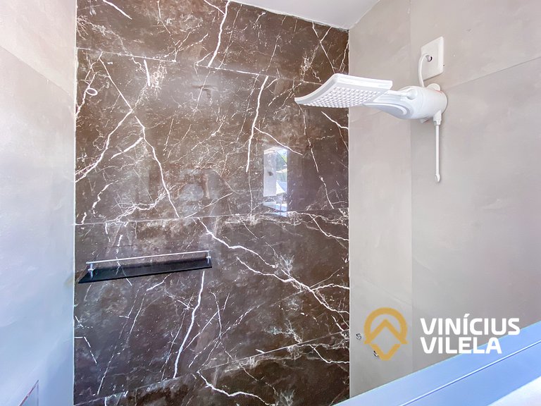 Apê pavimento superior com 2 quartos (ambos com ar), interne