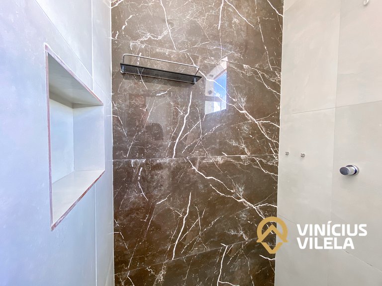 Apê pavimento superior com 2 quartos (ambos com ar), interne