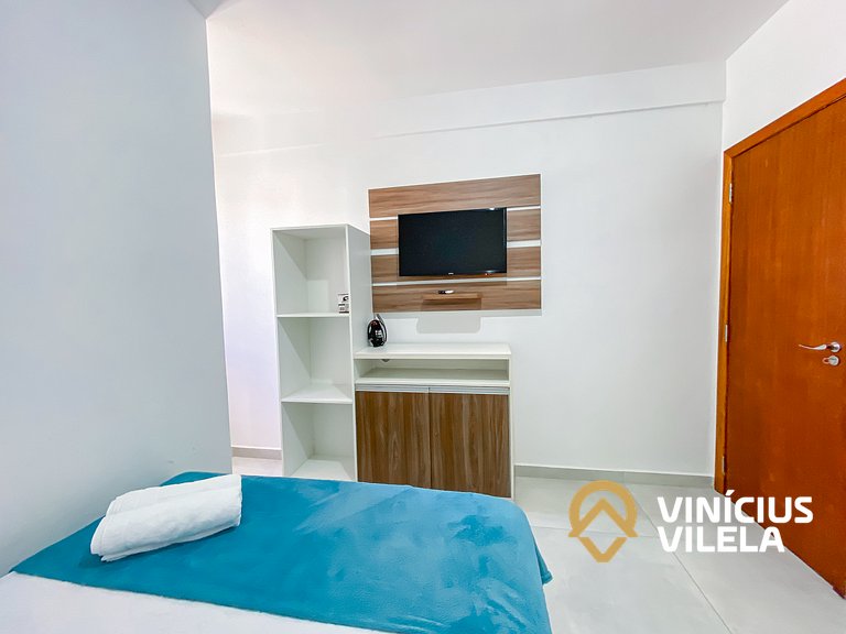 Apê pavimento superior com 2 quartos (ambos com ar), interne