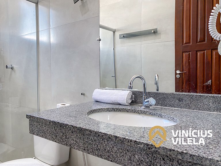 Apê pavimento superior com 2 quartos (ambos com ar), interne