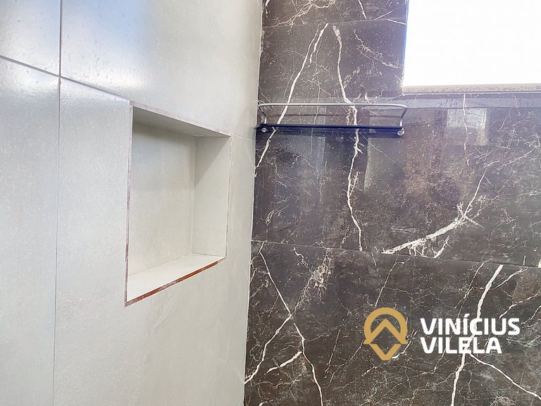 Apê pavimento superior com 2 quartos (ambos com ar), interne