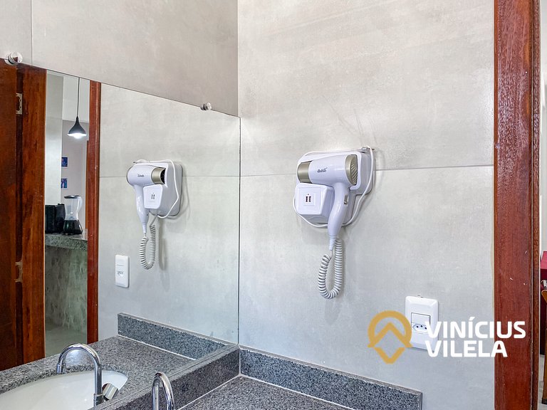 Apê pavimento superior com 2 quartos (ambos com ar), interne