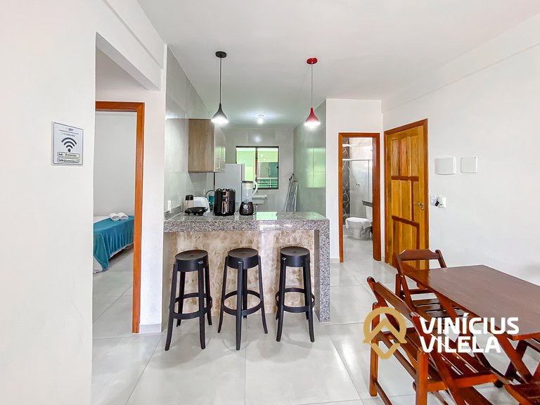 Apê pavimento superior com 2 quartos (ambos com ar), interne