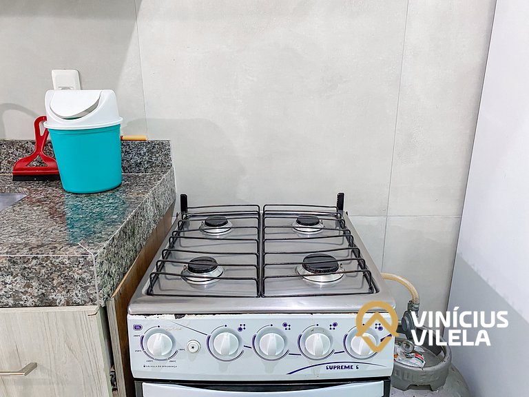 Apê pavimento superior com 2 quartos (ambos com ar), interne