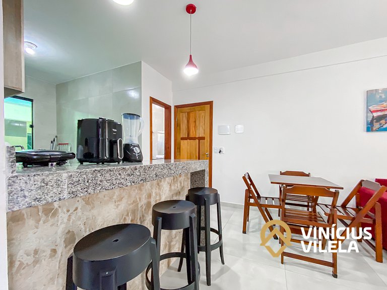 Apê pavimento superior com 2 quartos (ambos com ar), interne