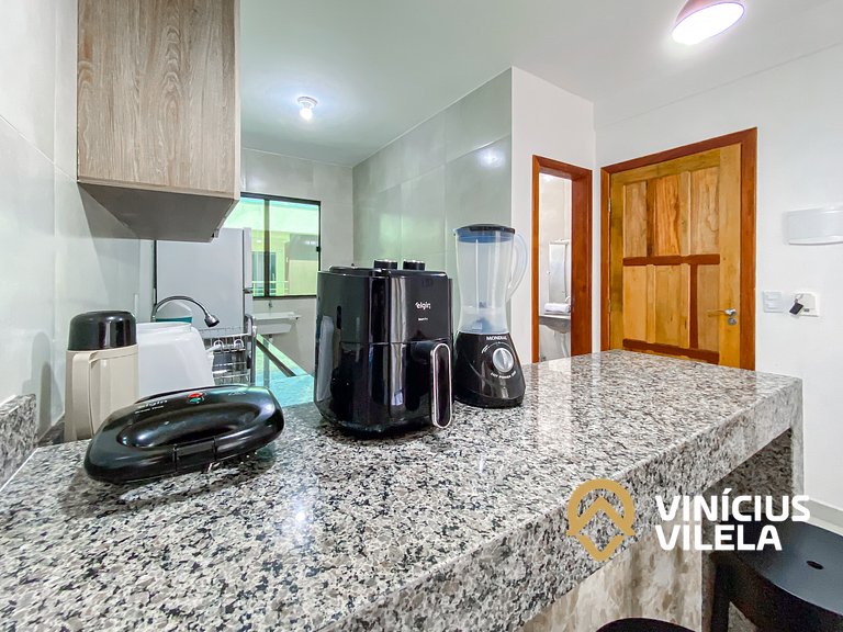 Apê pavimento superior com 2 quartos (ambos com ar), interne