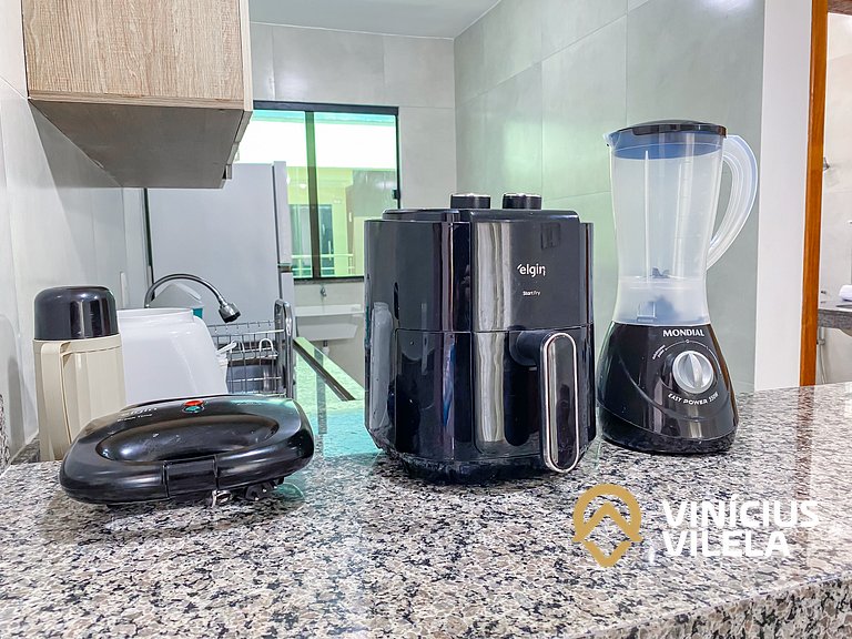 Apê pavimento superior com 2 quartos (ambos com ar), interne