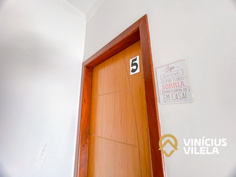 Apto no pavimento superior com 2 quartos (ambos com ar)com v