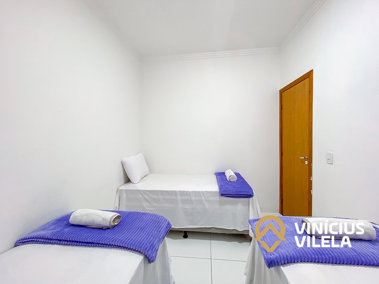 Apto no pavimento superior com 2 quartos (ambos com ar)com v