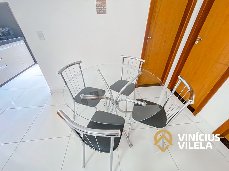 Apto no pavimento superior com 2 quartos (ambos com ar)com v