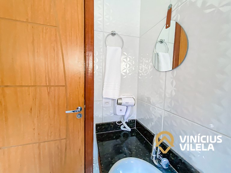 Apto no pavimento superior com 2 quartos (ambos com ar)com v