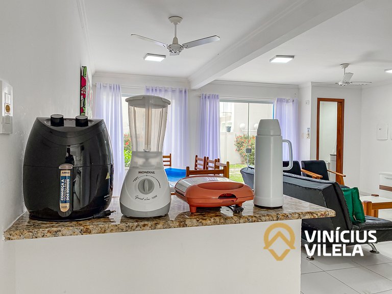 Casa com 3 suítes todas com ar condicionado, churrasqueira p