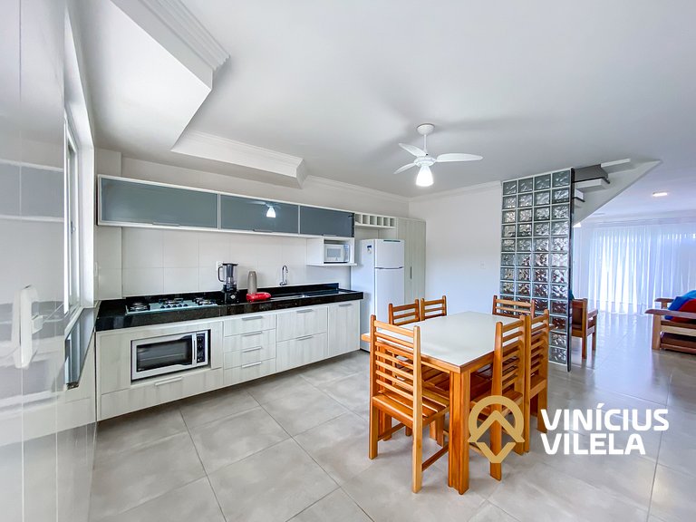 Casa toda climatizada com 2 suítes, gourmet privativo e inte