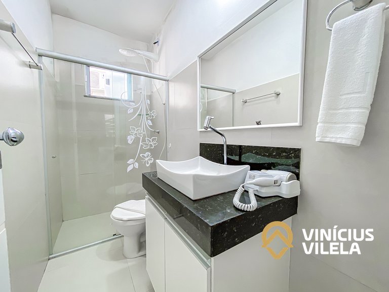 Apto Térreo com 2 quartos (ambos com ar split), sendo 1 suít