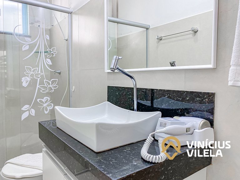 Apto Térreo com 2 quartos (ambos com ar split), sendo 1 suít