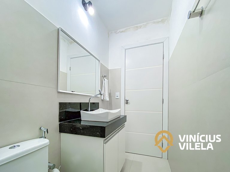 Apto Térreo com 2 quartos (ambos com ar split), sendo 1 suít