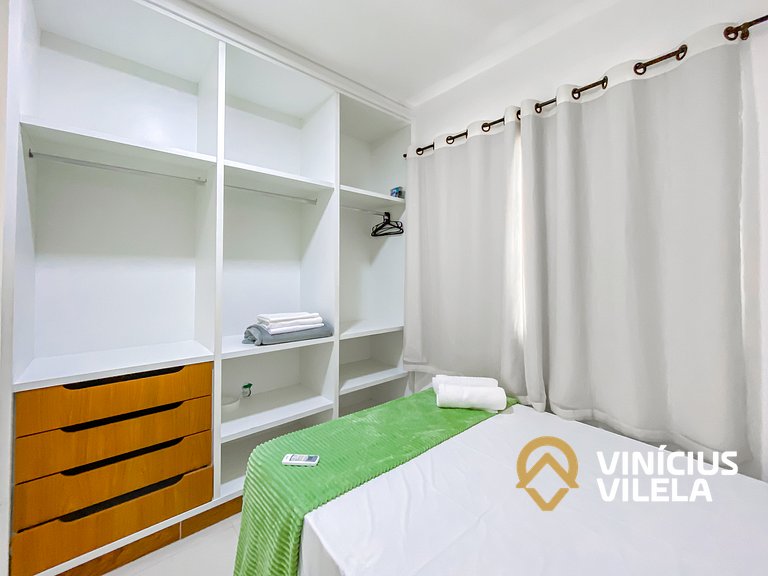 Apto Térreo com 2 quartos (ambos com ar split), sendo 1 suít