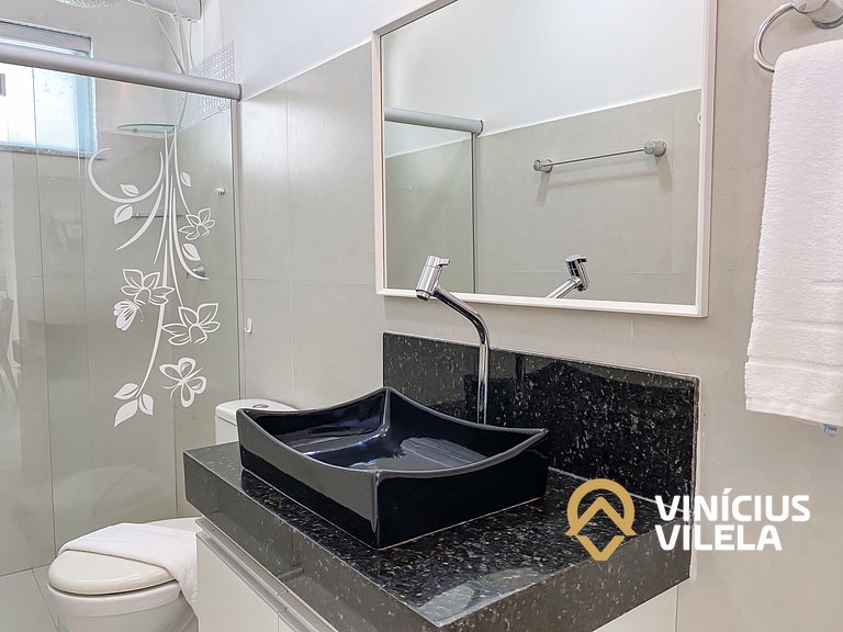 Apto Térreo com 2 quartos (ambos com ar split), sendo 1 suít