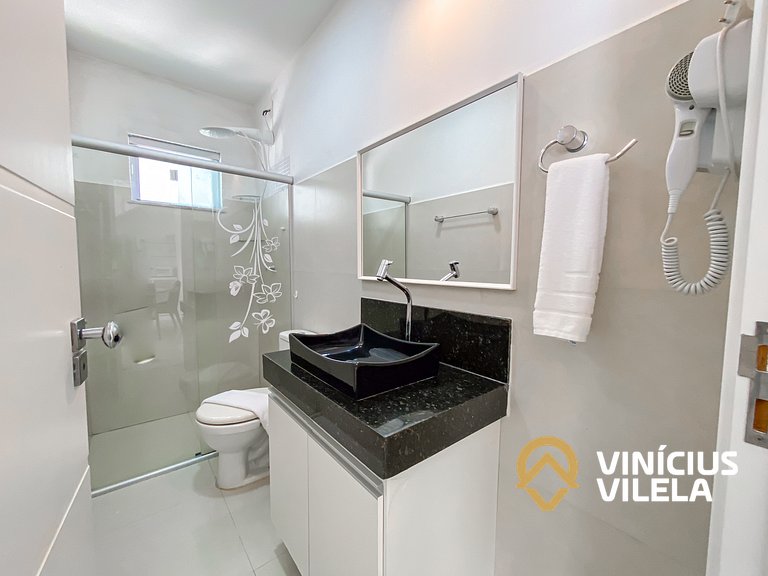 Apto Térreo com 2 quartos (ambos com ar split), sendo 1 suít