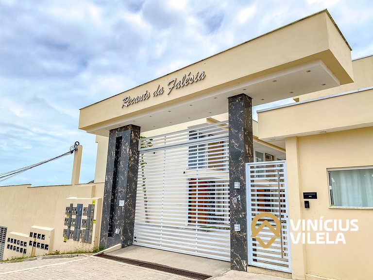 Casa duplex com 3 quartos, sendo 2 suítes a aproximadamente