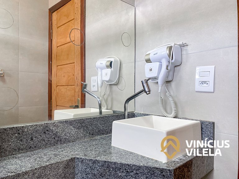 Casa com 3 suítes ambas com ar condicionado e TV, sala clima