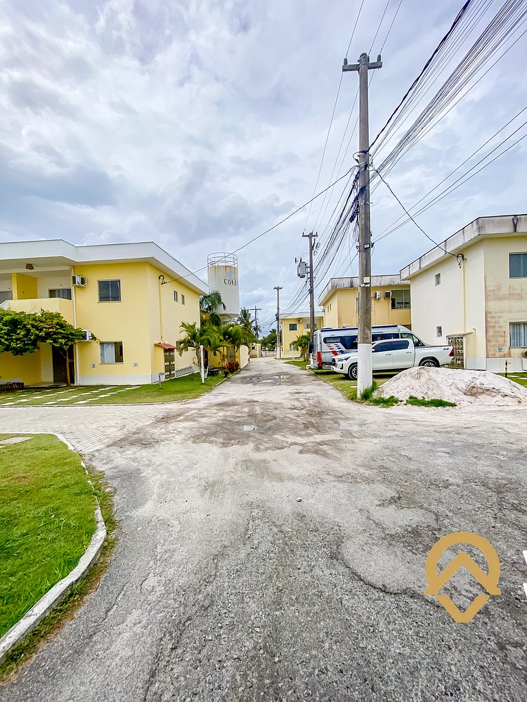 Apto em condomínio a aproximadamente 200m da praia em Coroa