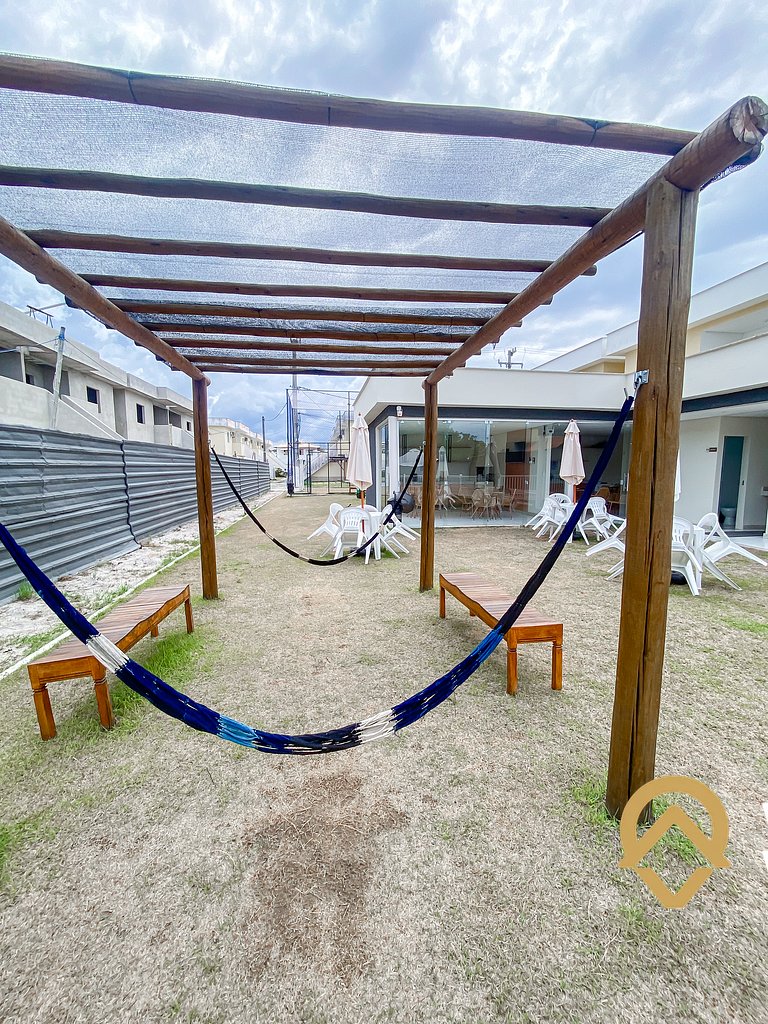 Apto em condomínio a aproximadamente 200m da praia em Coroa