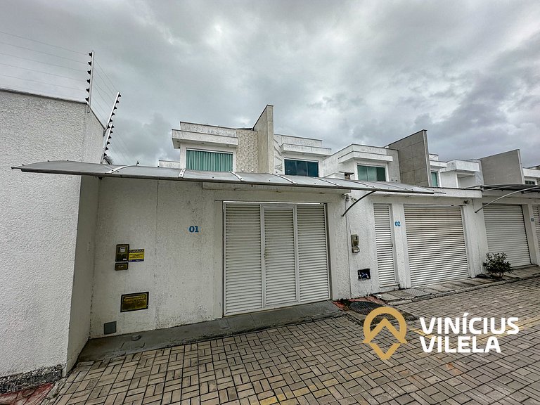 Casa em condomínio com 3 suítes, espaço gourmet e piscina pr